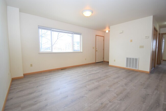 Foto del edificio - Beautiful 2 bedroom apartment with attache...