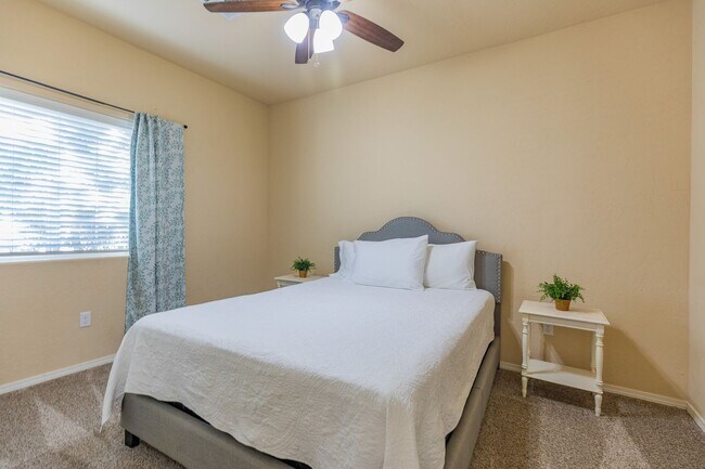 Foto del edificio - 3 Bed 2 Bath Fully Furnished Home - Pet Fr...