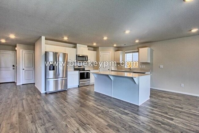 Building Photo - 4 Bed, 2.5 Baths Home in Ridgefield