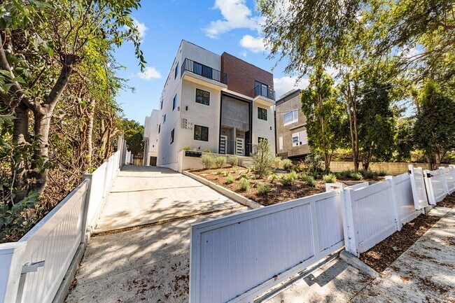 Foto del edificio - 1376 Edgecliffe Dr