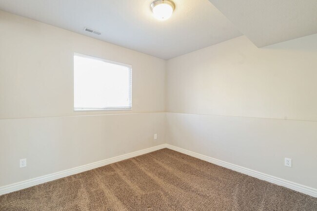 Foto del edificio - Amazing Pet Friendly 4 Bed 2 Bath Clearfie...