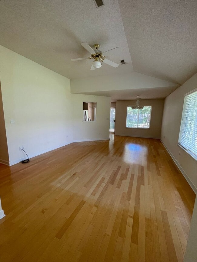 Building Photo - 609 Heidman