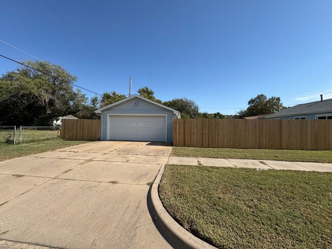 Building Photo - $1495 - 4 bed 2 bath - Single Family Home