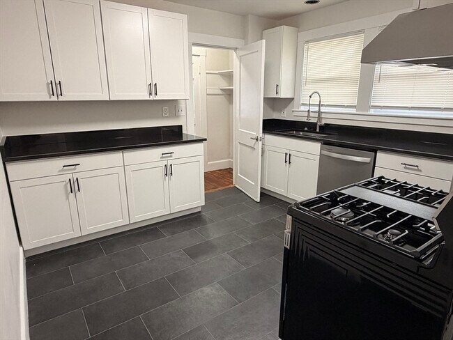 Building Photo - 252 Auburndale Ave