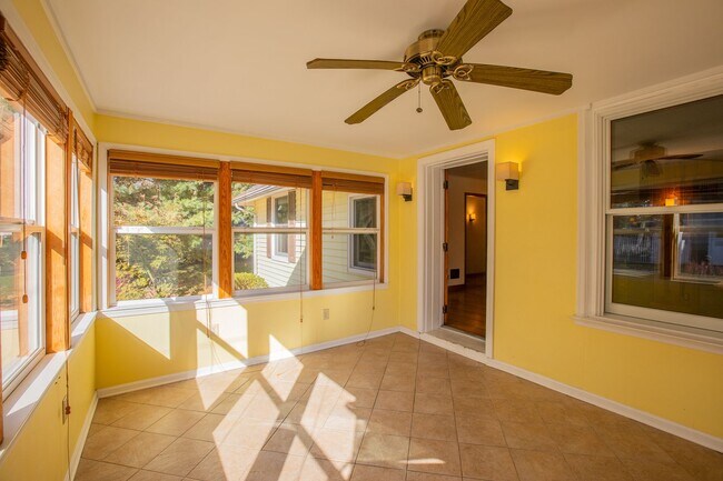 Building Photo - Beautiful 4 BR/3 BA Single-Family Home in ...