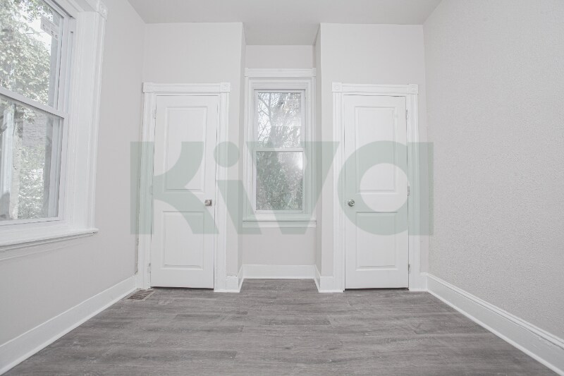 Primary Photo - 2208 W Oakdale St