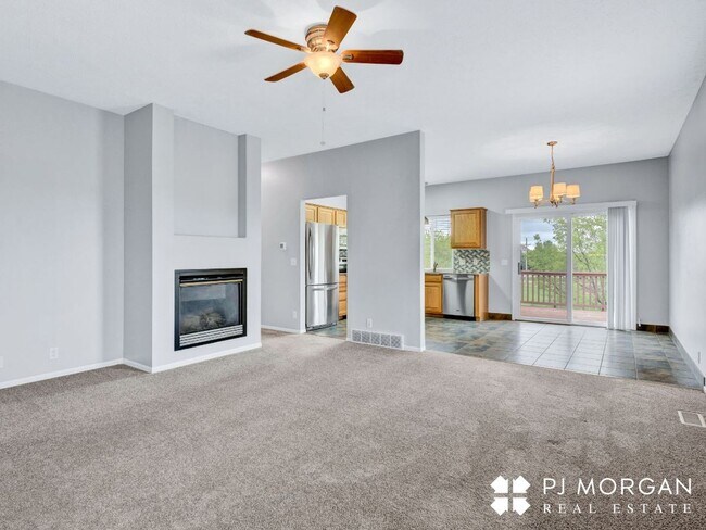 Foto del edificio - Charming 3 bedroom, 2 bathroom Duplex with 2 Car Garage