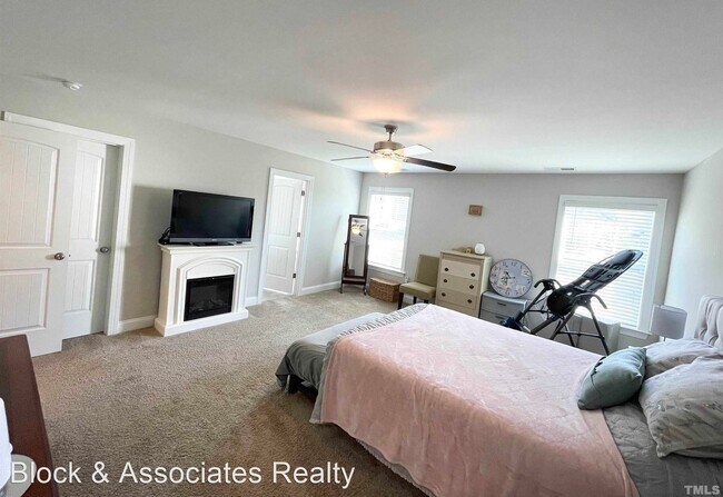 Building Photo - 3 br, 2.5 bath House - 512 Barneswyck Dr
