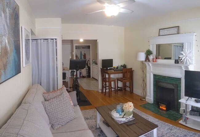Building Photo - Comm Ave 2bed on the Green Line - Heat/HW ...