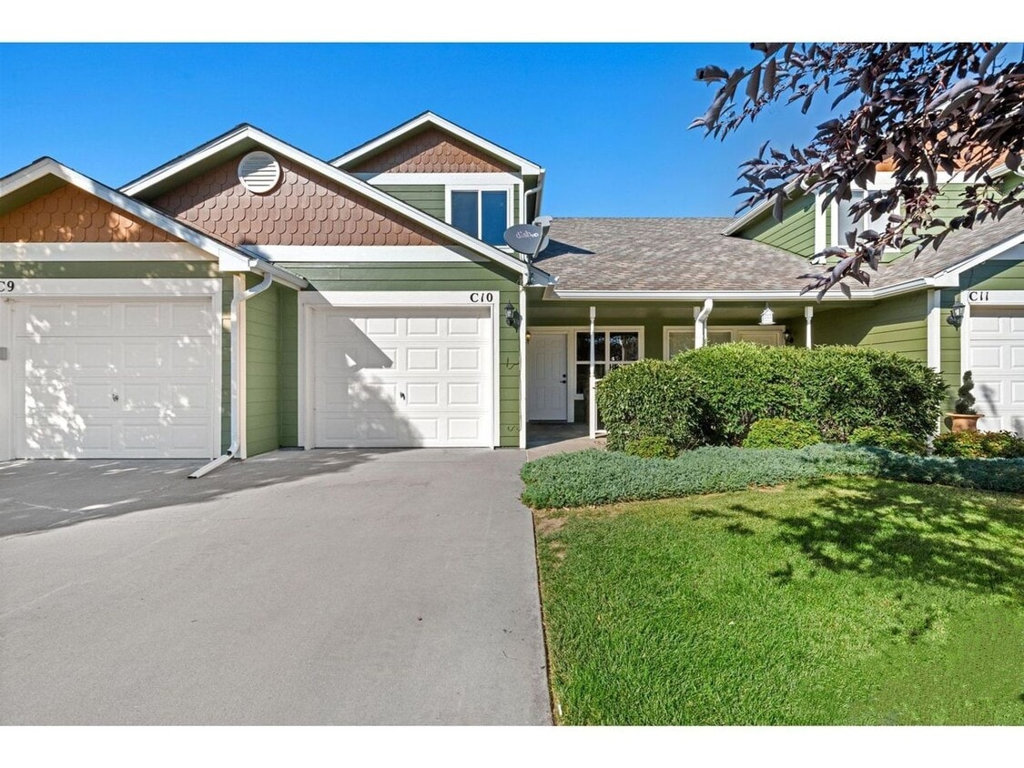 Primary Photo - Bright & Inviting Townhome for Rent!