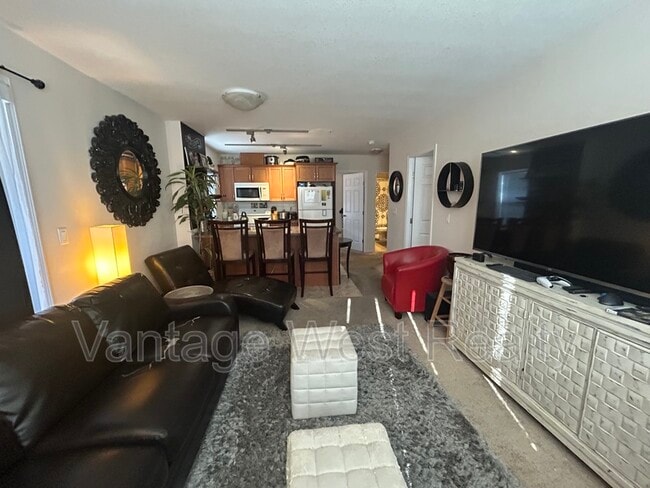 Building Photo - 598-598 Sutherland Ave