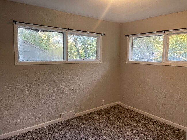Building Photo - South KC 4Bed/1 Home Available Now!