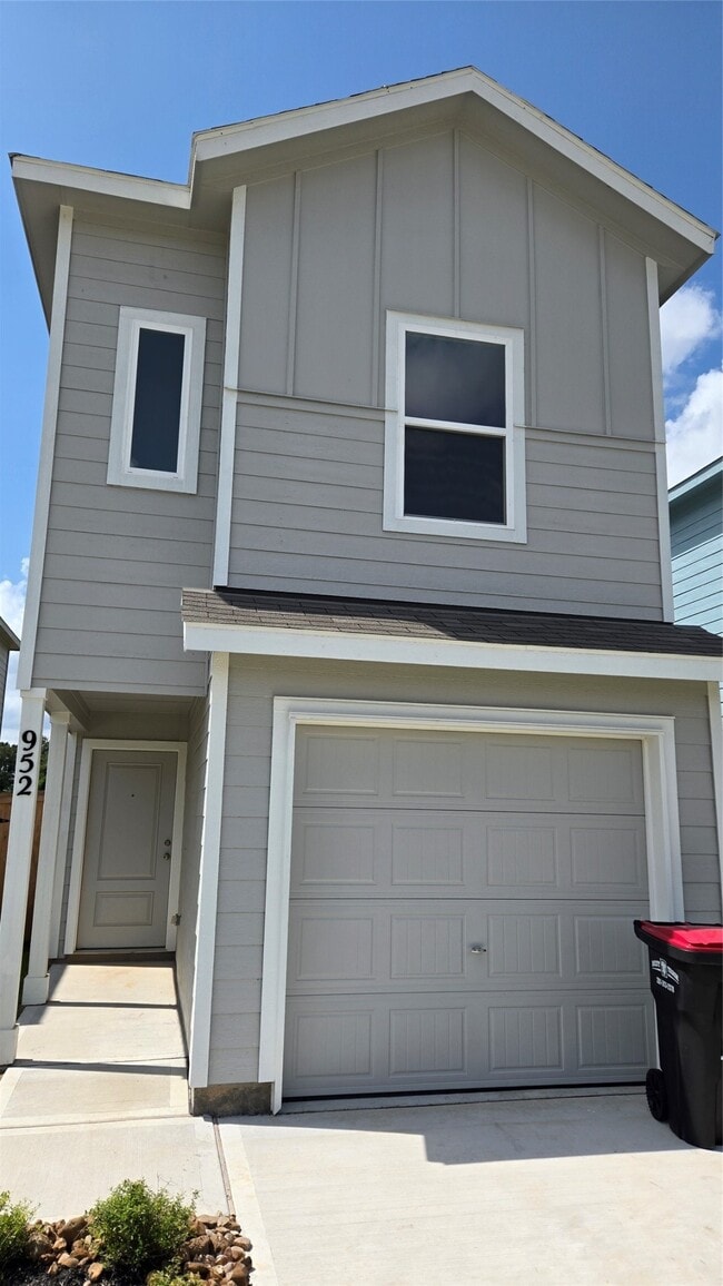 Building Photo - 952 Pertuso Ln
