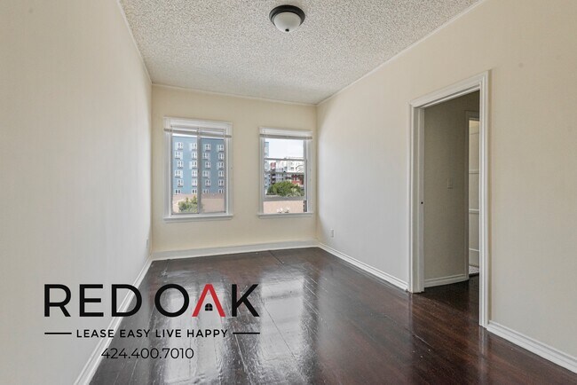Foto del edificio - Stunning One Bedroom with Gleaming Hardwoo...