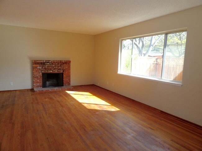 Building Photo - Single-Story Home on a Spacious Corner Lot Near Westgate