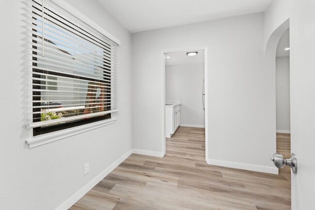 Building Photo - HILLCREST GREAT RENOVATED ONE BEDROOM APARTMENT.