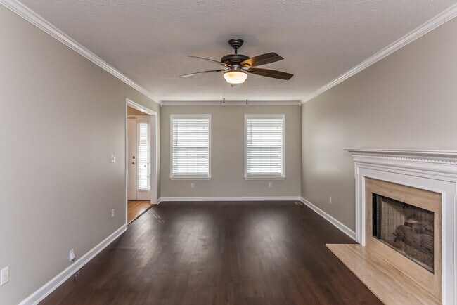 Building Photo - 107 Walton Trce S