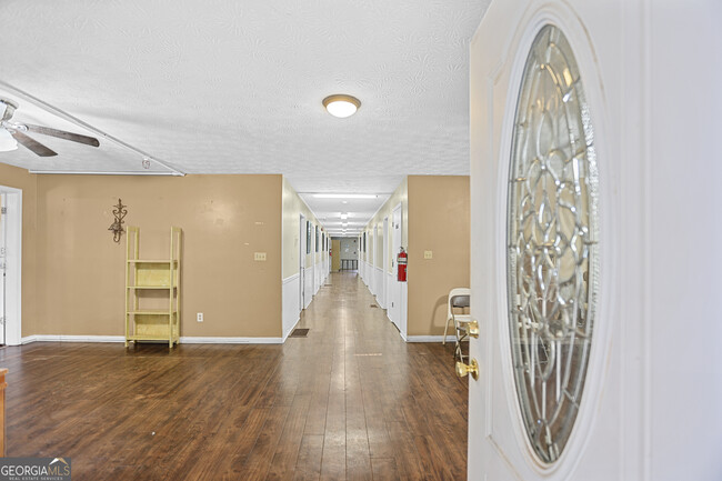 Foto del edificio - 492 Pine Rd