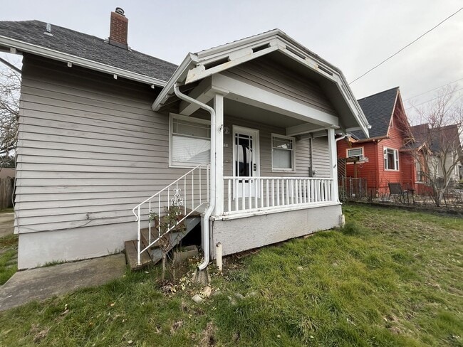 Building Photo - Charming 3-Bed Home with Vaulted Ceilings, Expansive Yard & Private Outdoor Space