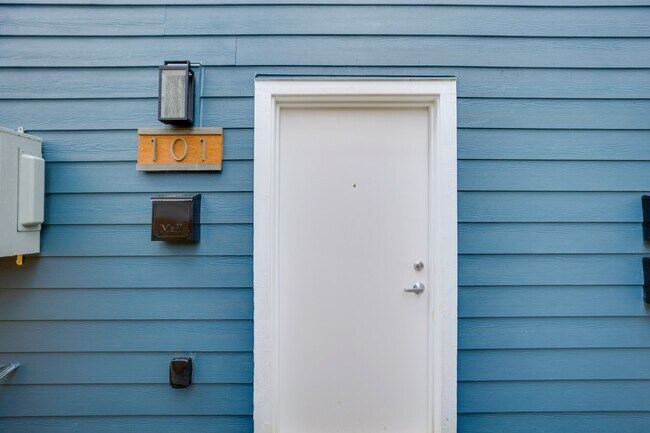 Building Photo - 2071 Northeast Davis Street, Unit 101