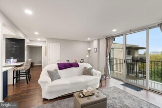 Building Photo - 3245 Rio Dr