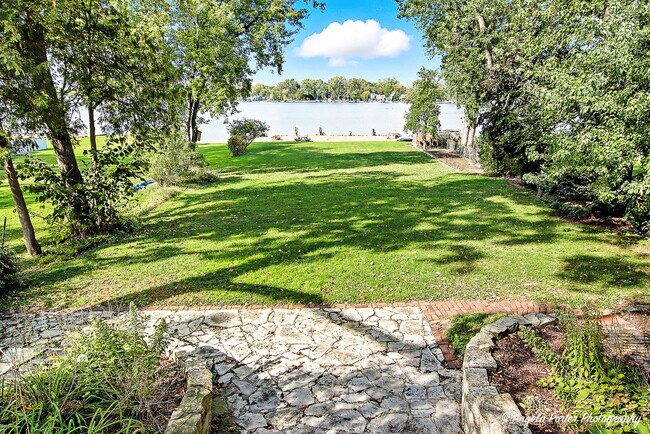 Foto del edificio - 22806 W Loon Lake Blvd