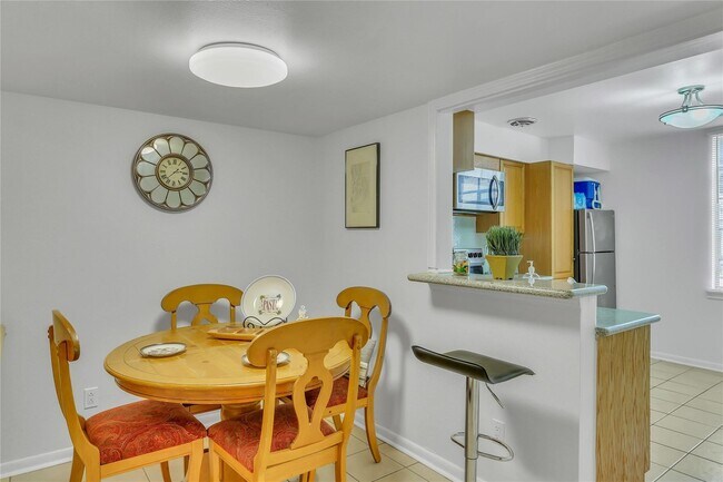Foto del edificio - 2727 Briarhurst Dr