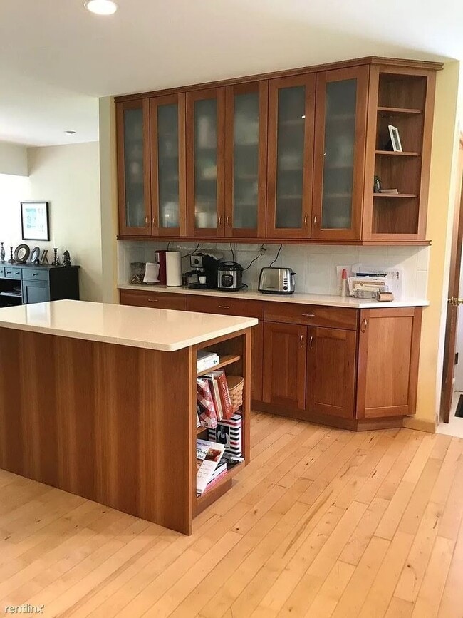 Building Photo - Available now! Inviting ranch situated in desirable North Ann Arbor