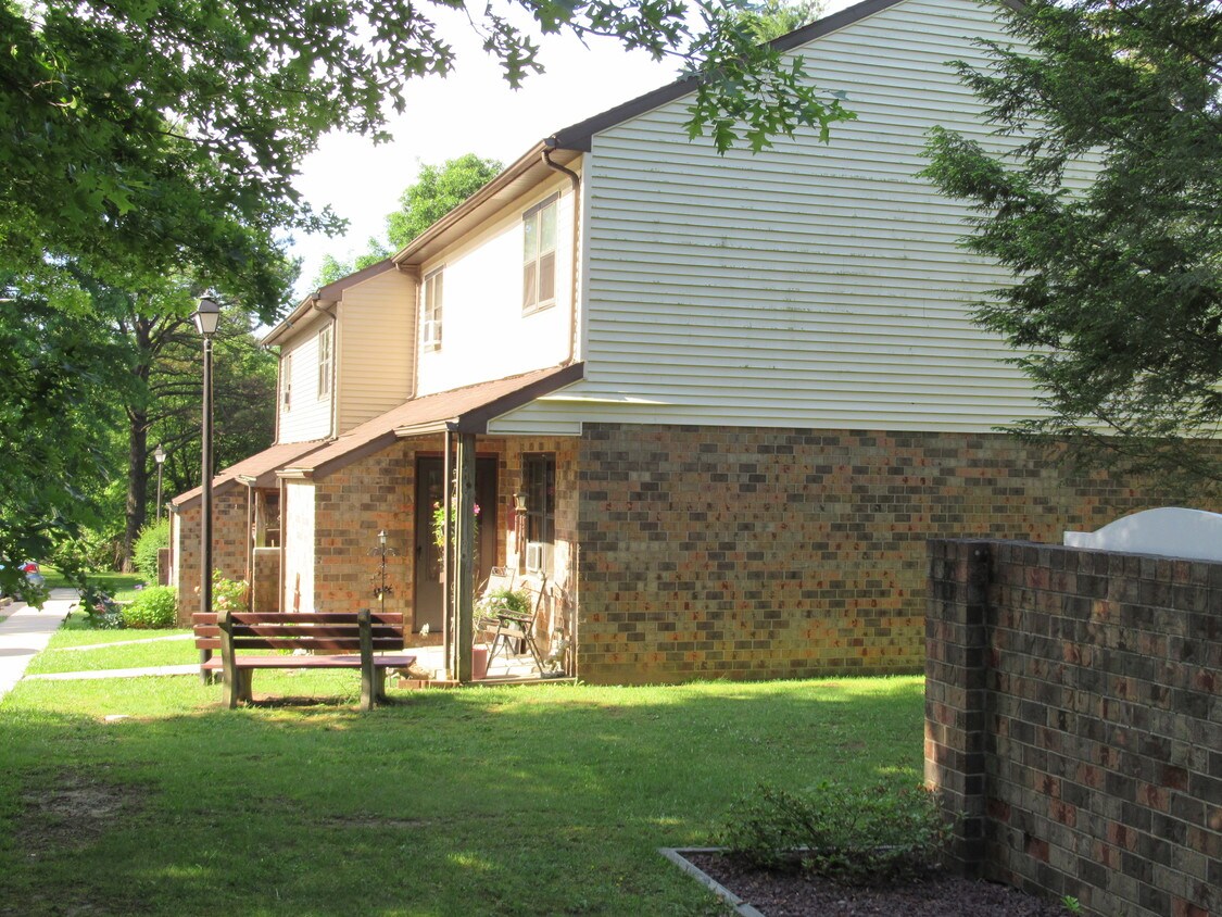 29 Whispering Pines Blvd, Pine Grove, PA 17963 Apartments in Pine