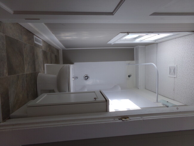 Foto del edificio - Nice 4BDRM House Wood Floors