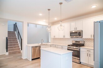 Building Photo - 208 Cambria Green Ln