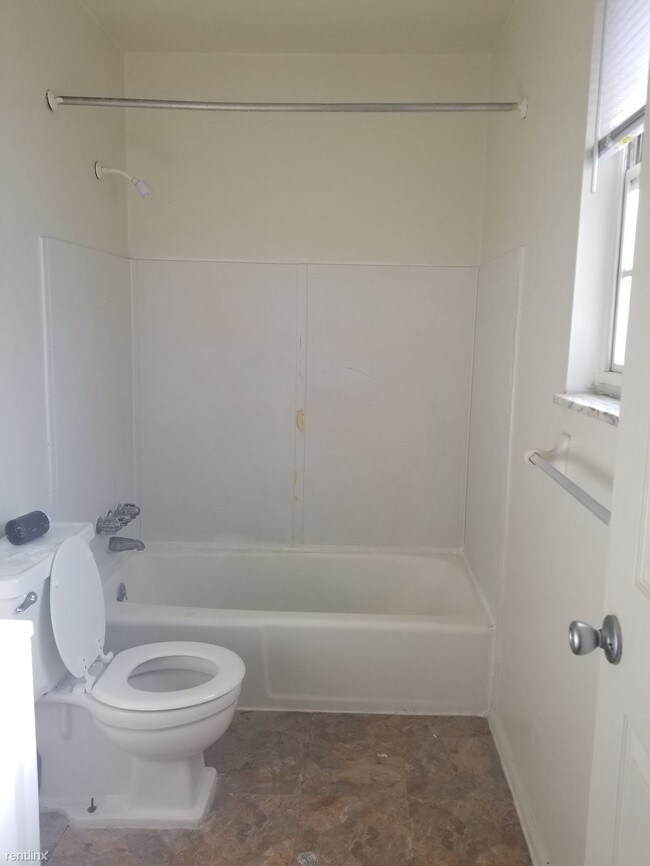 Foto del edificio - 1 br, 1 bath  - 1131 Riverside Dr Unit D