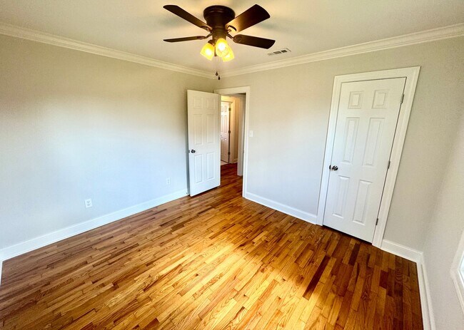 Foto del edificio - Freshly Renovated in Athens City! Lawncare included!