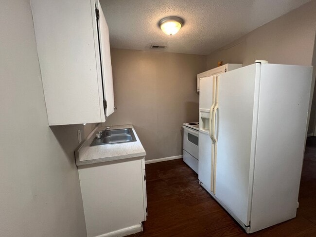 Building Photo - 2 bed 1 bath duplex