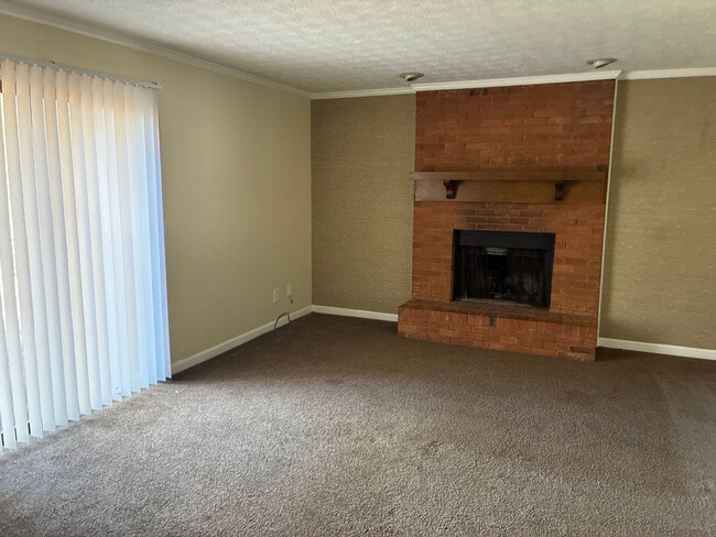 Foto del edificio - Room in Townhome on Patterson Cir