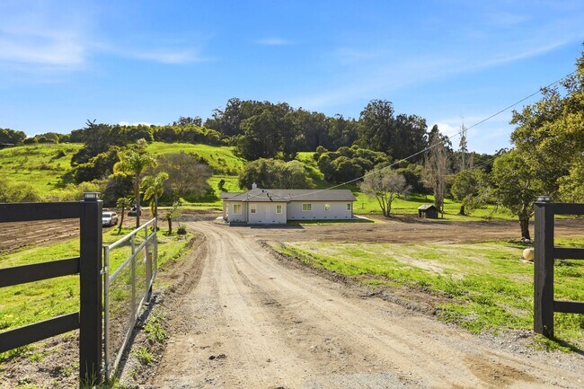 Foto del edificio - Beautiful Gated Country Property