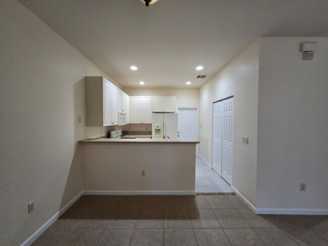 Foto del edificio - ANNUAL RENTAL - 3/2 BRADFORD PLACE