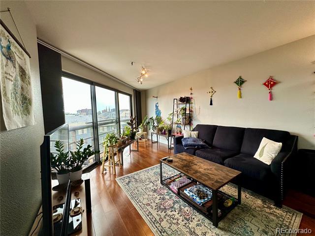 Primary Photo - 100 Park Ave W