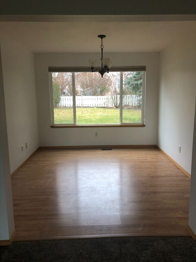 Building Photo - Beautiful Large Home!