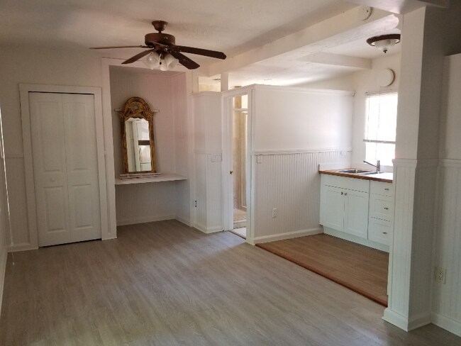 Building Photo - 878 10th Ave S