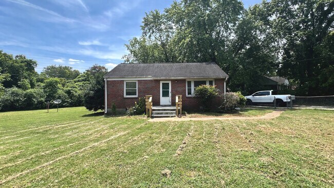 Foto del edificio - Near the Nashville Airport: 2BR, 1BA house...