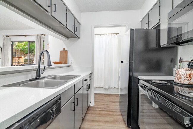 1 habitación, 1 baño - 740 pies cuadrados - Cocina - The Broadwater at Salado Creek