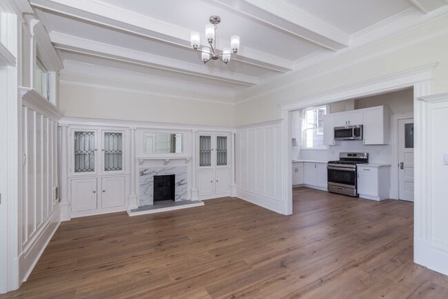Building Photo - Fully Remodeled, Top Floor 3/2 Full Floor Flat W/ Bonus Room! In-Unit W/D!