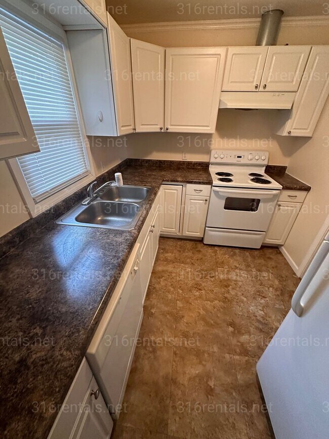 Foto del edificio - $725 - 2 bed 1 bath - Duplex *COMING SOON*