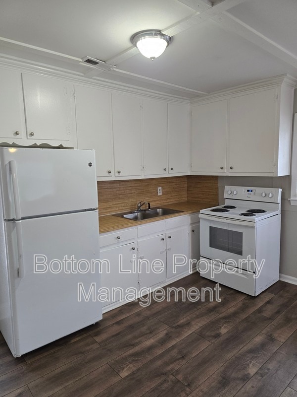 Foto del edificio - 504 Bethpage Rd