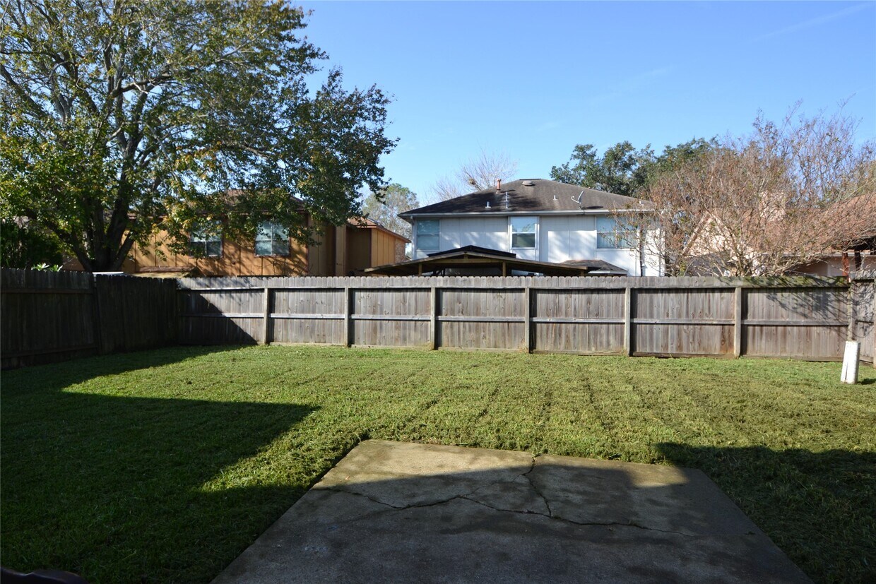 Building Photo - 12410 Meadow Briar Dr