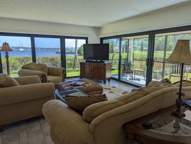 Foto del edificio - 1640 12 Oaks Way