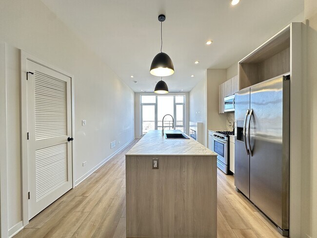 Foto del edificio - 6340 W Belmont Ave