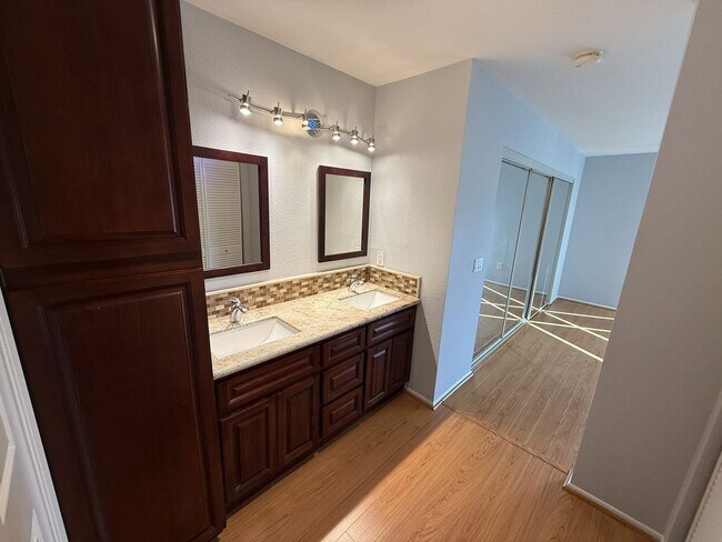 Foto del edificio - Bright & Updated 2BR Townhome Across from Fremont Park