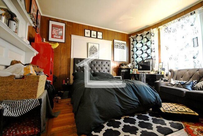 Building Photo - Large unit in Allston at a discounted price!